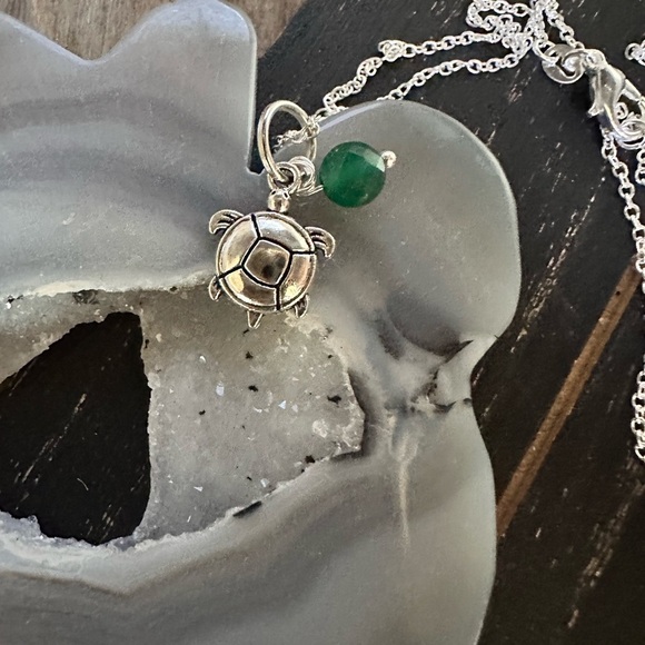 Silver statement 925 stamped untreated emerald turtle charm necklace - Picture 1 of 10
